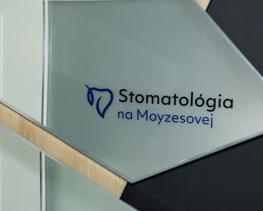Sklenená tabuľa s názvom ambulancie Stomatológia na Moyzesovej.